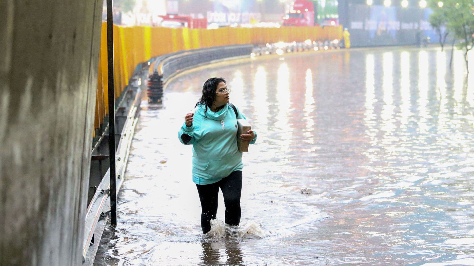 Intensas Lluvias Azotan la CDMX esta Tarde; Reportan Vialidades Inundadas