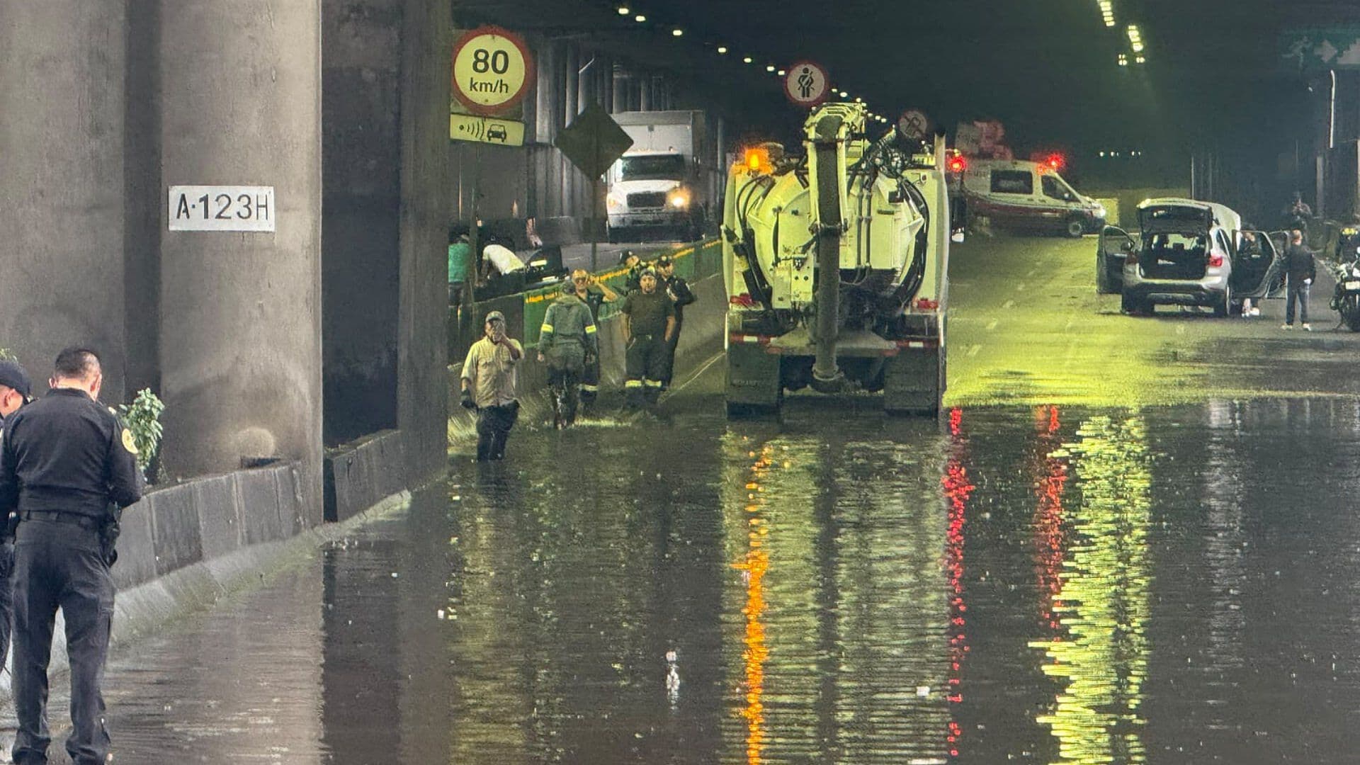 Tormenta en la Ciudad de México Inunda Periférico a la Altura de Paseo de la Reforma