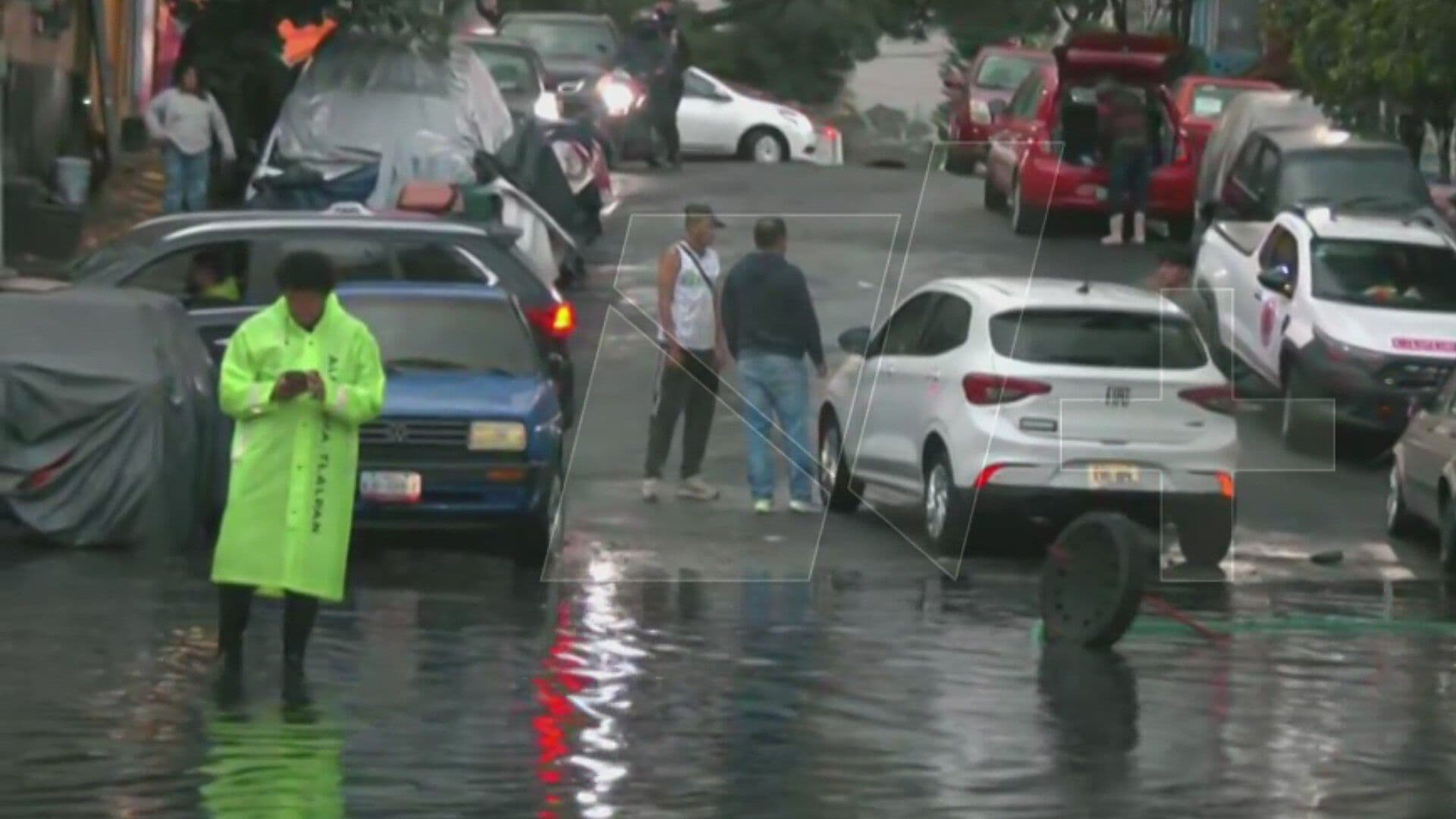 Coches Quedan Varados en la Colonia Isidro Fabela, en Tlalpan, por Inundación