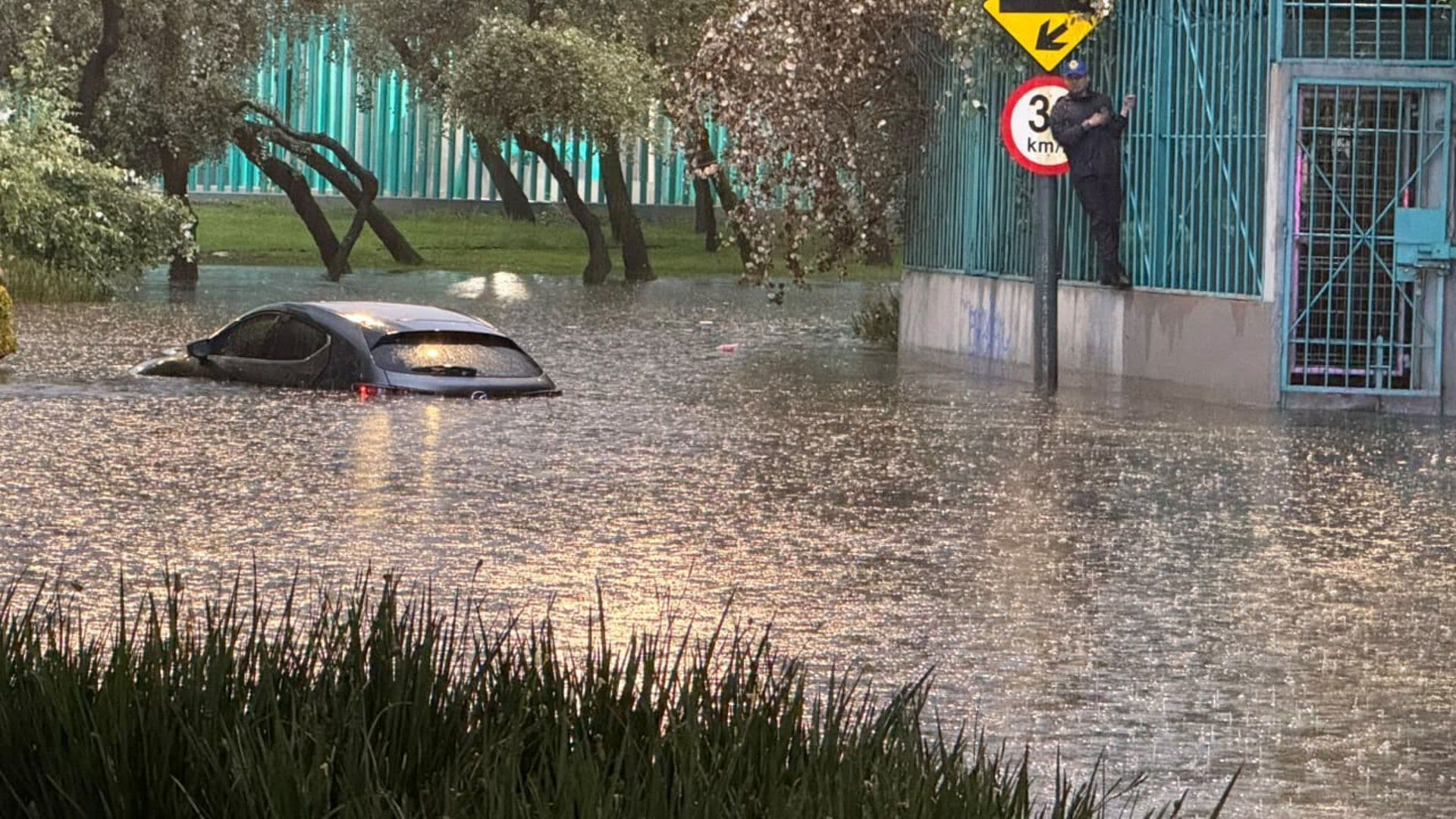 Auto Queda Varado por Inundación en Periférico Sur y Viaducto Tlalpan; el Tráfico Está Detenido