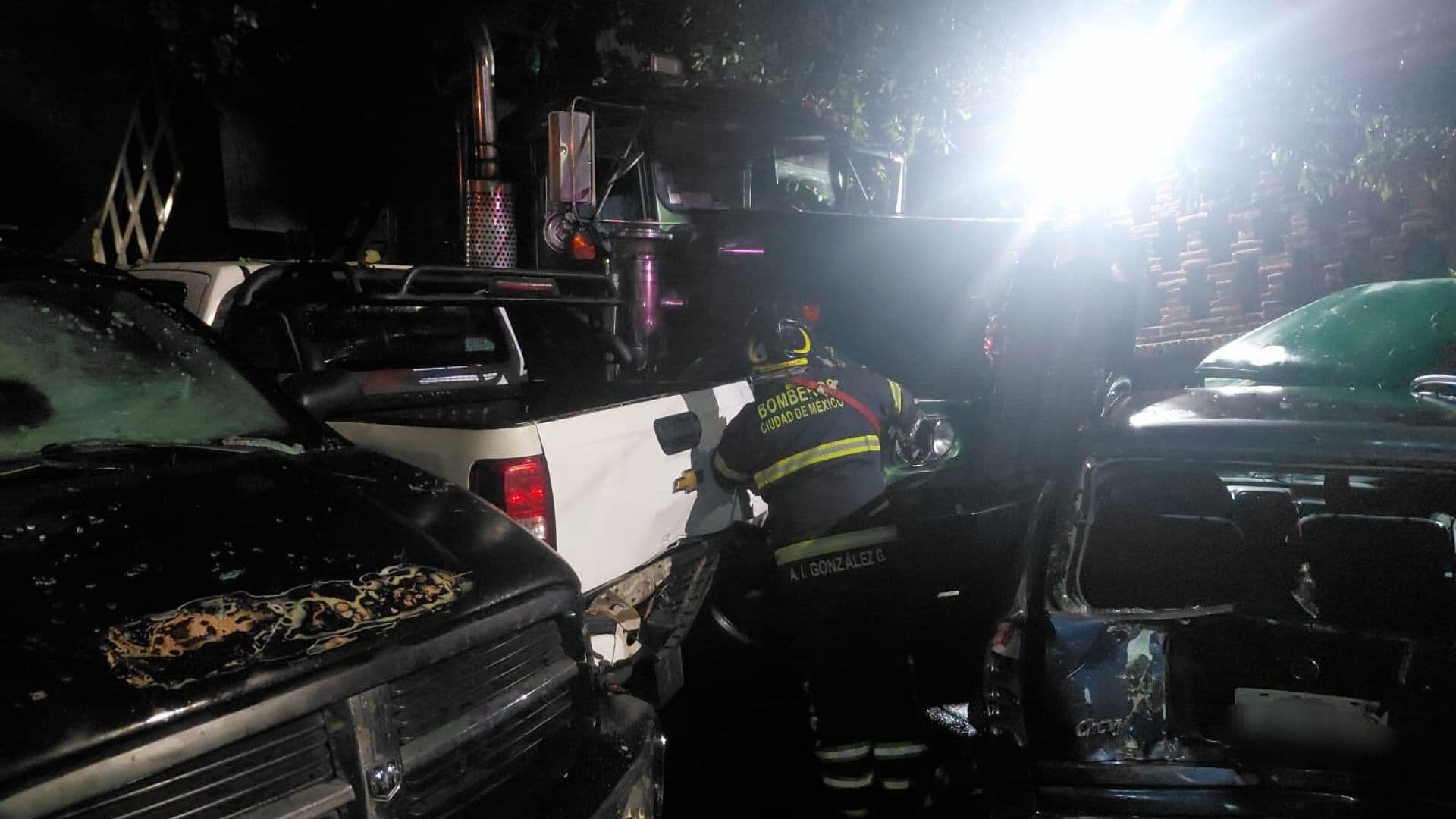 VIDEO: Camión sin Frenos Choca 11 Vehículos en Tlalpan y Deja un Motociclista Lesionado