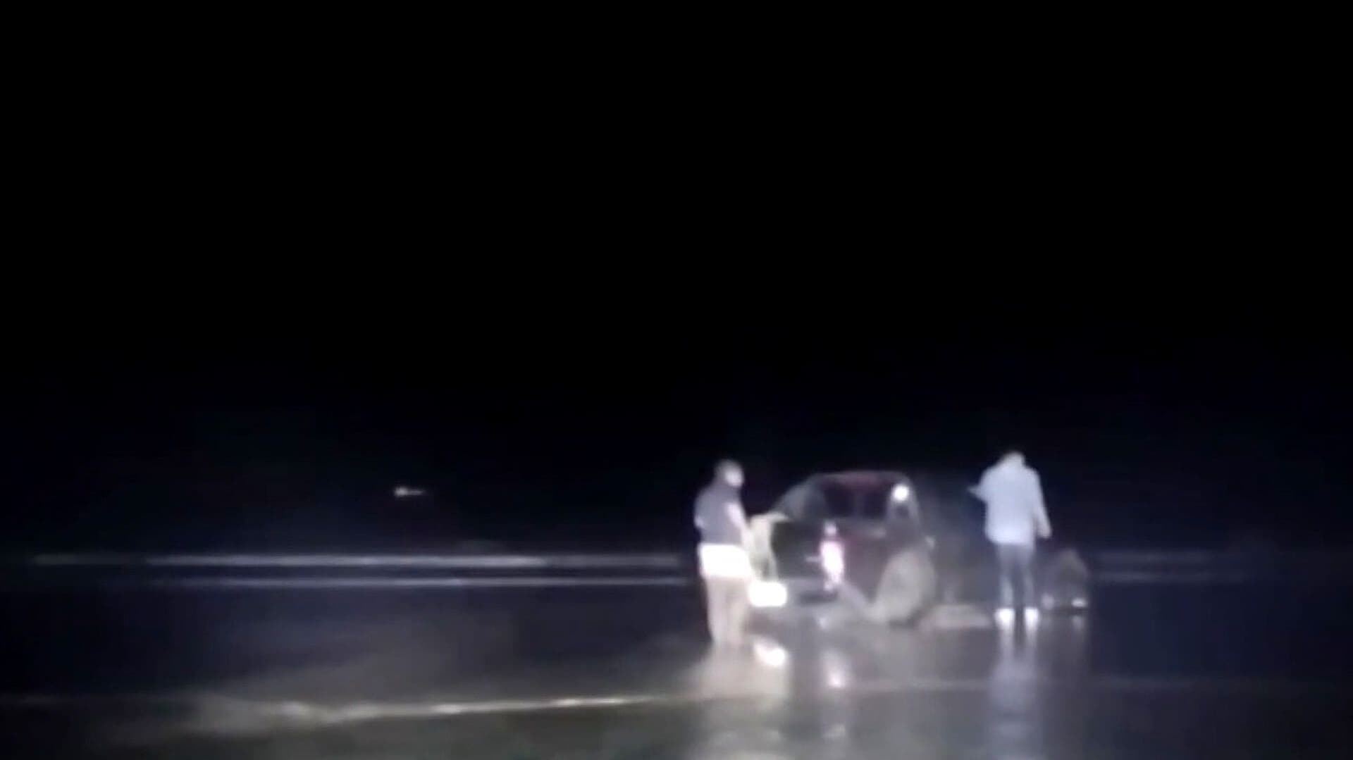 Camioneta Quedó Atrapada por la Marea en Playa de Coatzacoalcos, Veracruz