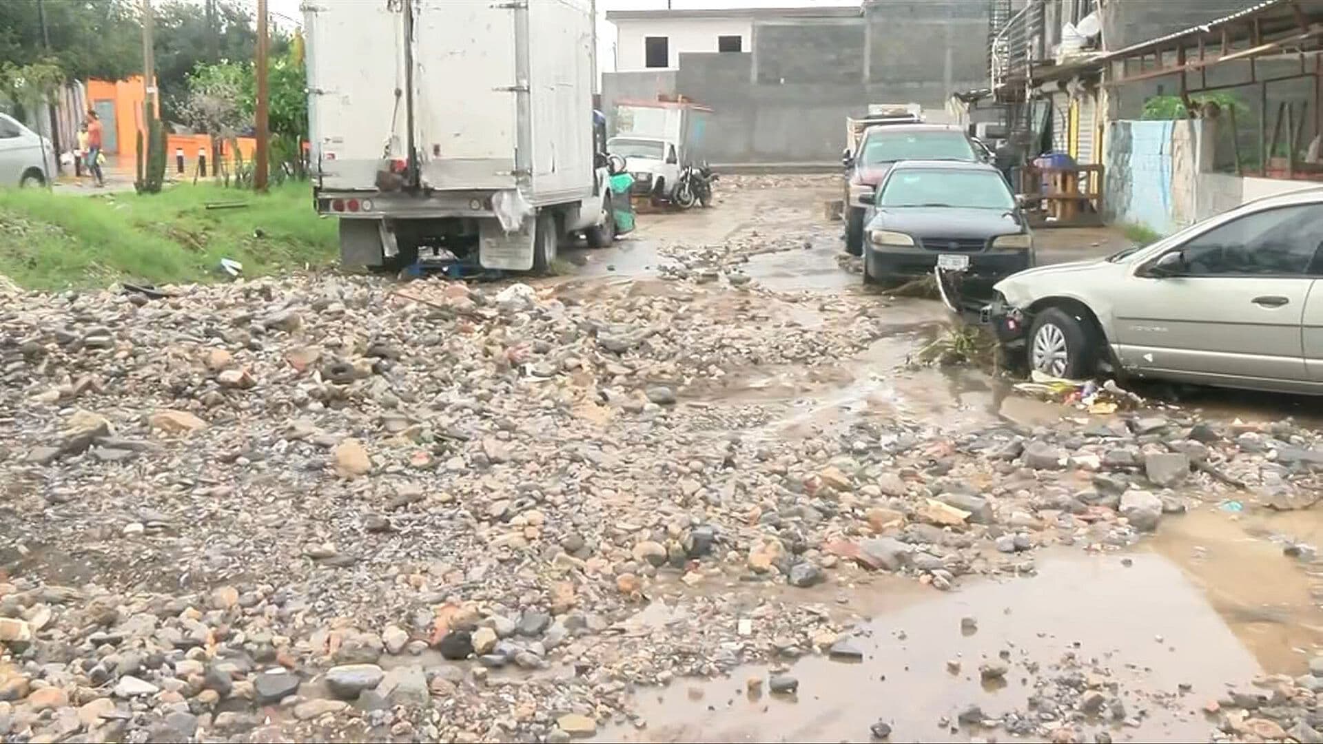 Lluvias en Monterrey: Corriente Arrastra Piedras por Desborde de Arroyo en la Alianza