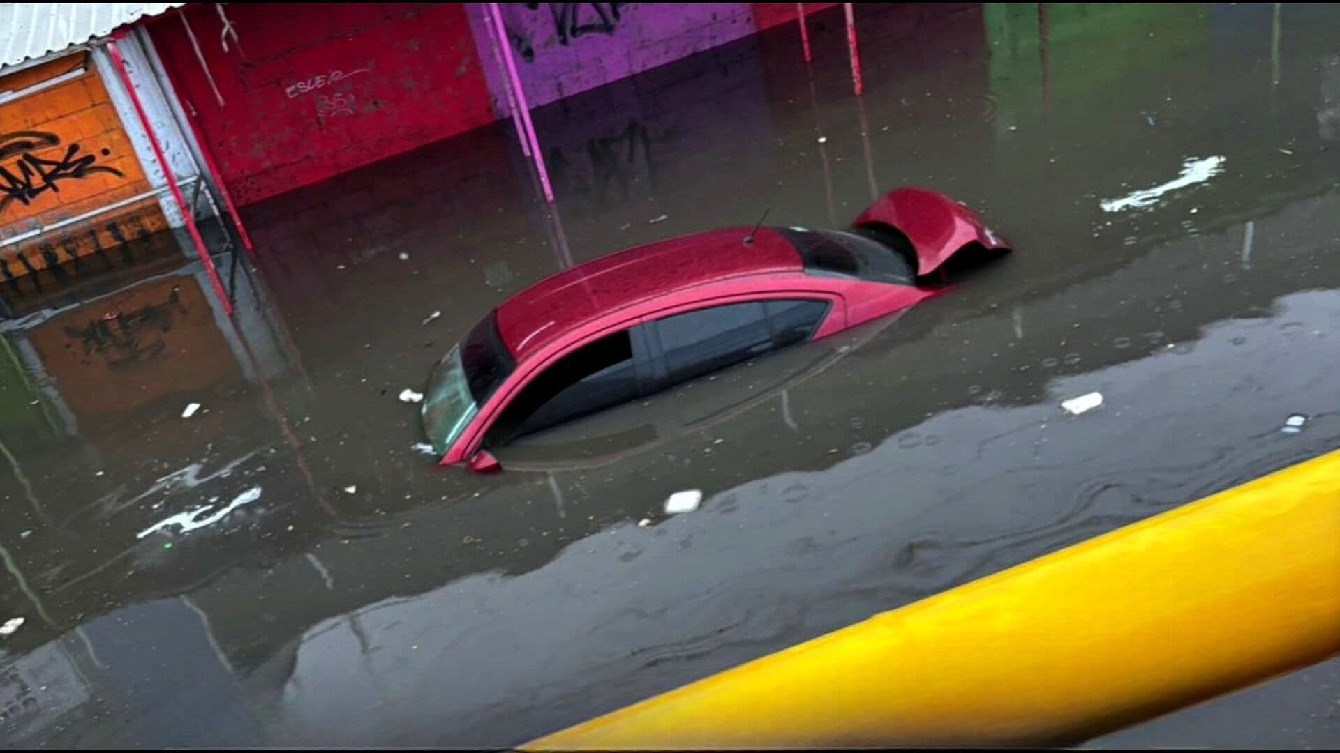 Lluvias Dejan Autos Bajo el Agua en Santa Martha Acatitla, CDMX