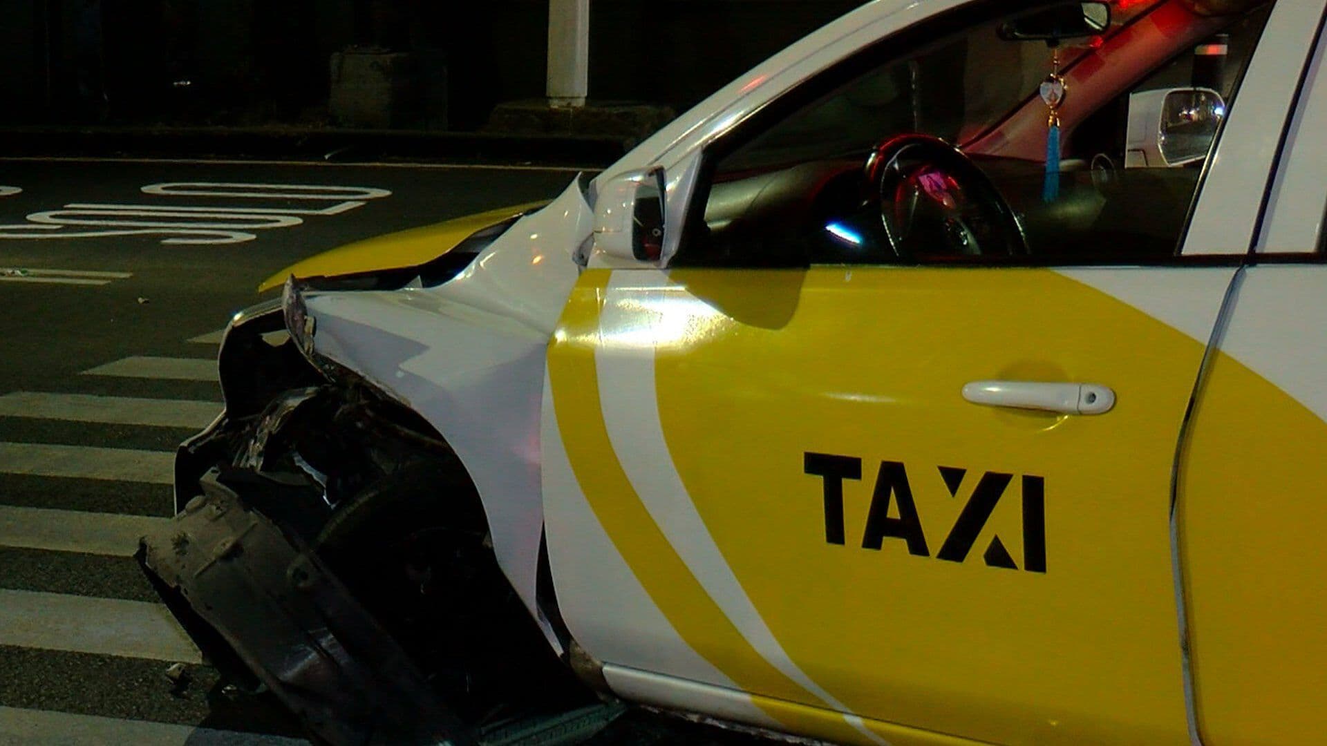 Taxista Da Vuelta Prohibida y Embiste a Pareja de Motociclistas en Guadalajara