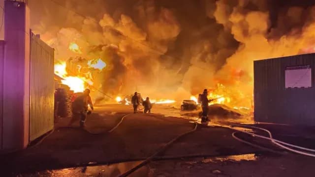 Durante la noche comenzó a arder en llamas el almacén con material plástico. Foto: Protección Civil