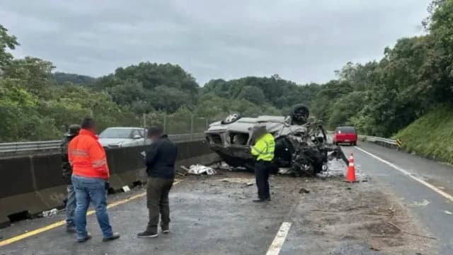 Los cuerpos terminaron sobre el asfalto después del accidente. Foto: GN