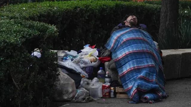 Personas en situación de calle descansan sobre la avenida Paseo de la Reforma, cobijandose con lo que pueden por las bajas temperaturas. Foto: Cuartoscuro