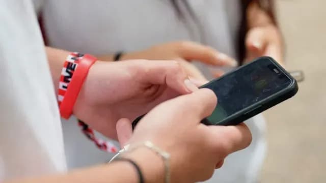 Adolescentes se han quedado sin redes sociales en Australia
