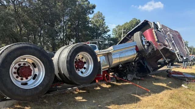 Fuerte accidente de tráiler en carretera Los Reyes-Zacatepec. Foto: X @ciudadano_pue