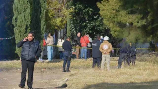 Paramédicos y policías atendieron el llamado en la escuela de Panotla. Foto: Alexis P. González