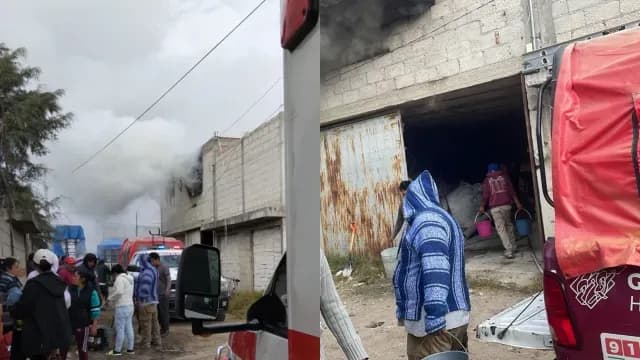 Habitantes de Amozoc ayudan a sofocar incendio en taller de salas. Foto: SSC Amozoc
