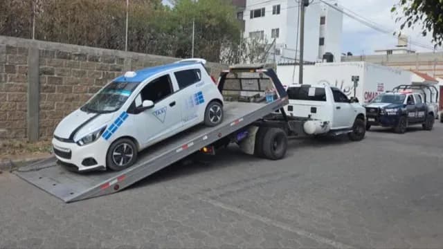 Aseguraron el taxi en el que se desplazaban los presuntos asaltantes. Foto: SSCyPC Cuautlancingo
