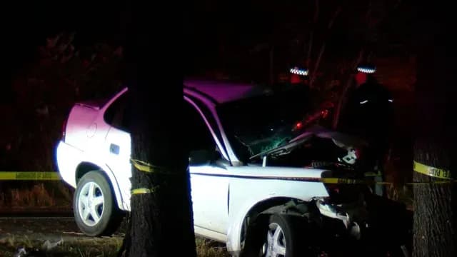 El auto quedó totalmente destrozado de la parte frontal. Foto: N+