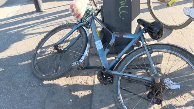 La bicicleta quedó tirada a un costado del cuerpo de la víctima