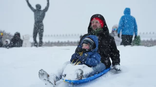 Algunas personas aprovecharon la tormenta para divertirse.