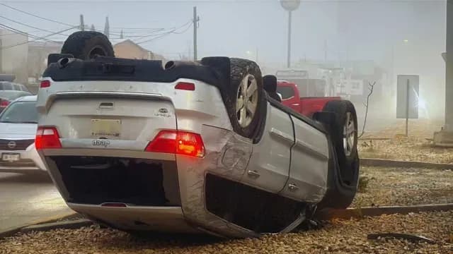 Camioneta Vuelca Tras Derrapar en Ciudad Juárez