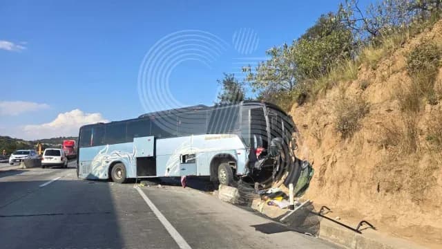 El autobús se impactró contra la cuneta y salió del camino. Foto: C5 Tlaxcala