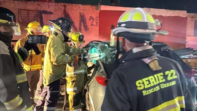 Elementos de emergencia trabajan en rescate de un cuerpo. Foto: X @ciudadano_pue