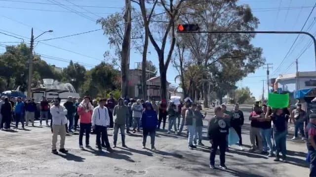Manifestación de transportistas frente a la Secretaria de Movilidad. Foto: X @RobertoMH_