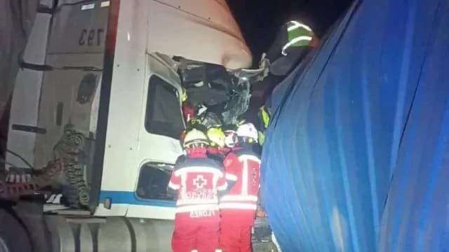 Paramédicos y equipo de rescate auxilian en accidente en Tlaxcala. Foto: X @ciudadano_pue