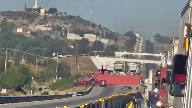 Colapsa autopista Puebla-Orizaba por volcadura de tráiler. Foto: X @ciudadano_pue