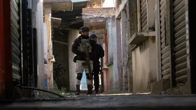 Los restos de al menos una persona fueron localizados entre los locales. Foto: N+