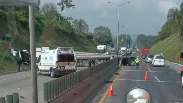 Elementos de emergencia atienden volcadura en la Autopista Puebla-Orizaba. Foto: N+