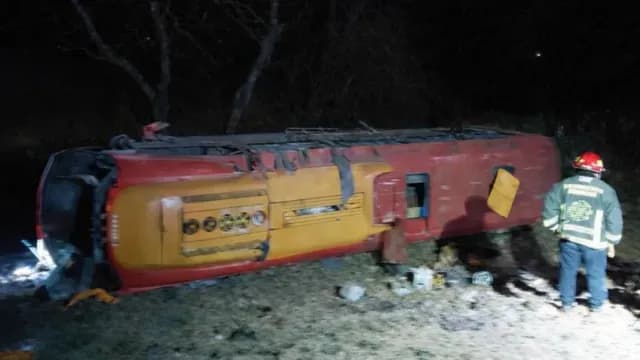 Autobús de pasajeros sufre volcadura en Puebla. Foto: X @ciudadano_pue