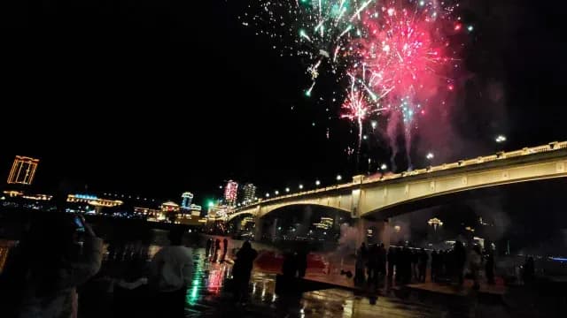 spectáculo de fuegos artificiales en la ciudad china de Qingtian.