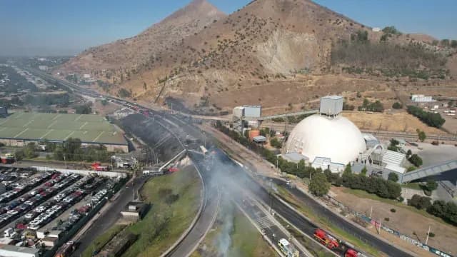 Vista aérea del combate al fuego por la explosión de un camión que transportaba gas en Chile. Foto: Reuters