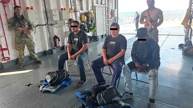 Tres detenidos durante aseguramiento de semisumergible. Foto: Gabinete de Seguridad