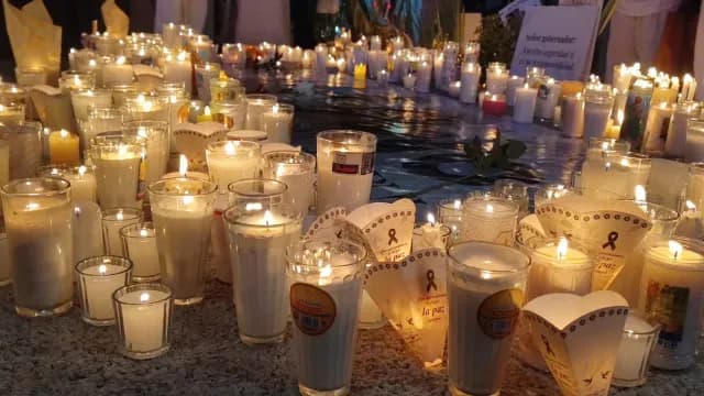 Colocan veladoras para honrar la memoria de Joaquín, Emmanuel y Gisele