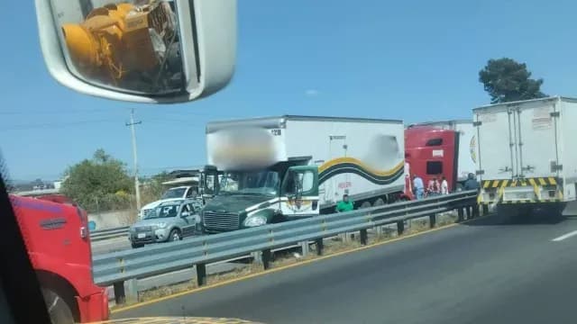 El incidente generó caos vial en la autopista México-Puebla. Foto: X @ciudadano_pue