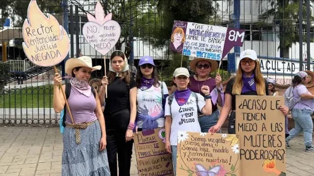 Mujeres sostienen pancartas antes de iniciar la marcha. Foto: N+