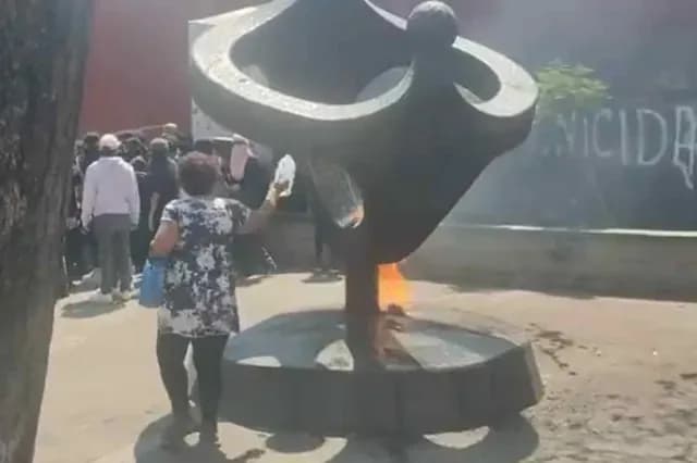 Prenden fuego a esculturas a su paso.