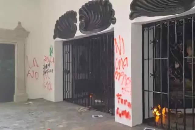 Realizan pintas, quemas y destrozos en la antigua sede del H. Congreso del Estado de Morelos ubicado en la calle de Matamoros en el Centro de Cuernavaca.