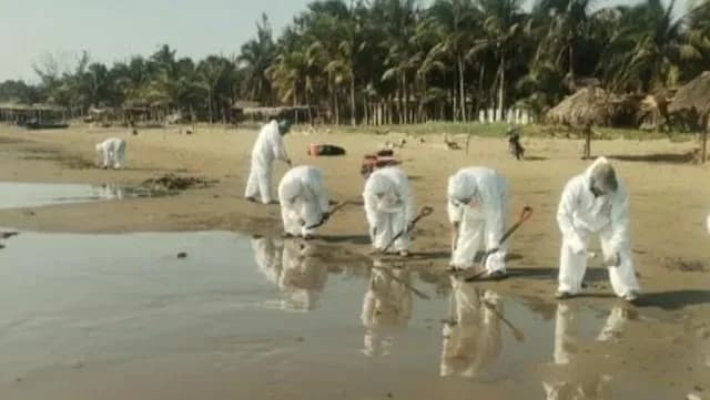 Trabajadores de Pemex colaboraron en limpieza de playas al sur de Veracruz