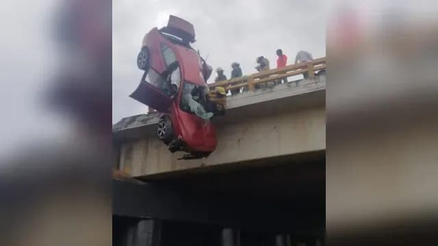 Rescatistas extraen a conductor por el parabrisas del auto accidentado. Foto: Gobierno de Cholula
