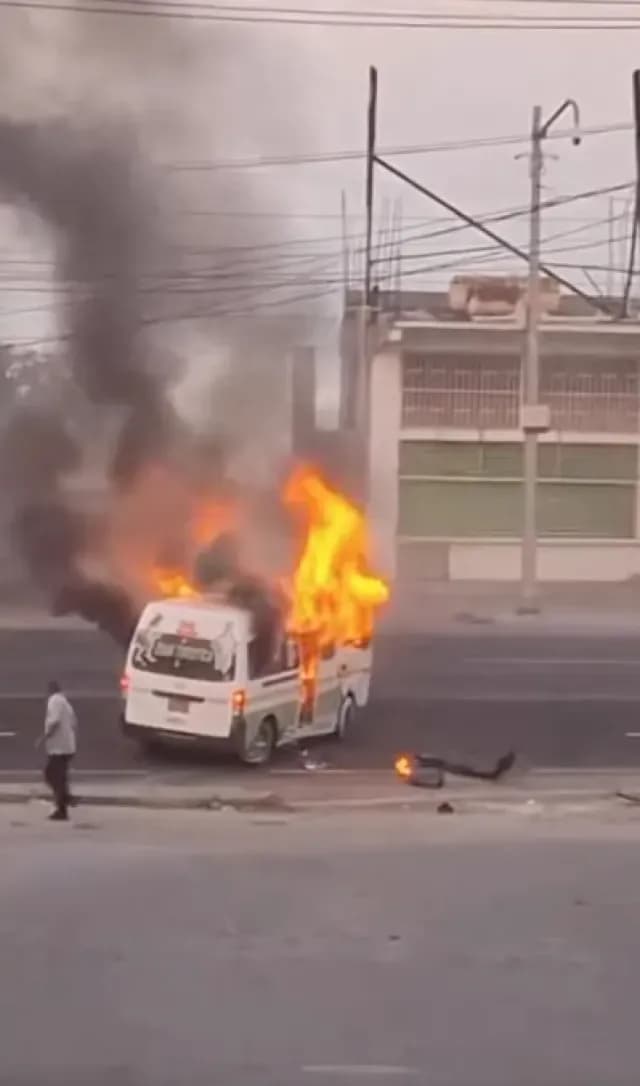 Así rociaron gasolina crimínales a unidad de transporte público en Acapulco. Fotos: Facebook Zona Poniente y Coyuca de Benitez