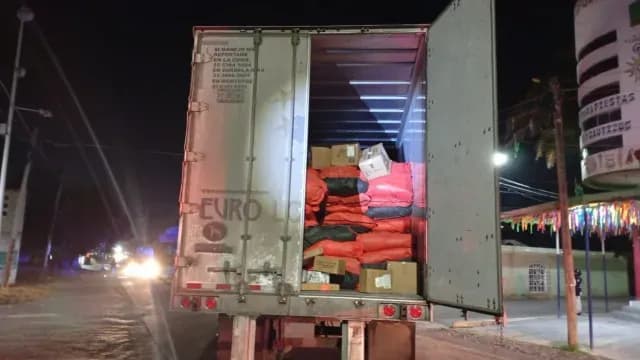 Recuperan en Puebla un tráiler robado en CDMX con cargamento de paquetería. Foto: Guardia Nacional