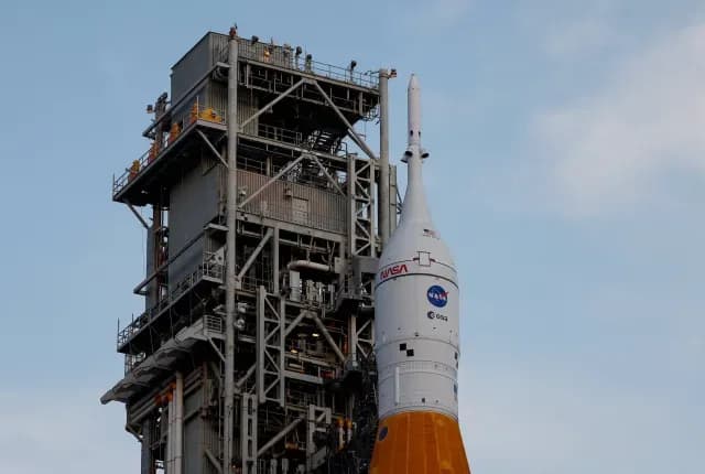 La NASA coloca el cohete SLS en la plataforma de lanzamiento para el despegue de la misión Artemis II