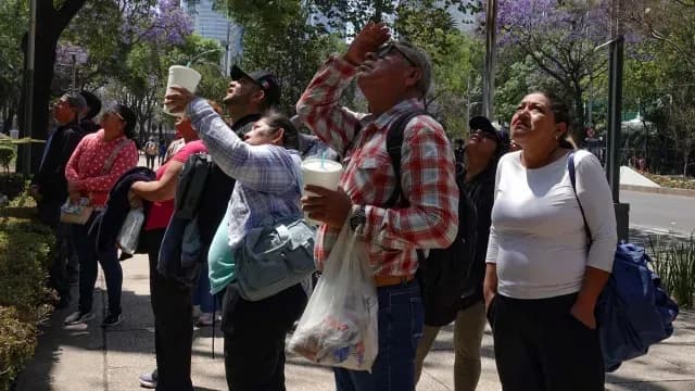 Curiosos no dan crédito a la altura de la que cayó una mujer de un edificio en Paseo de la Reforma, en CDMX. Foto: Cuartoscuro