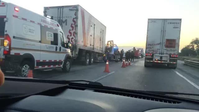 La unidad baleada terminó sobre el carril de alta con el operador fallecido. Foto: X @virales_mex