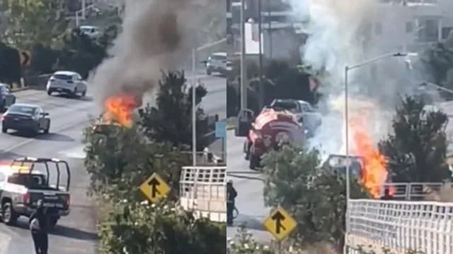 Incendio consume a camioneta en el Periférico Ecológico de Puebla. Foto: X @virales_mex