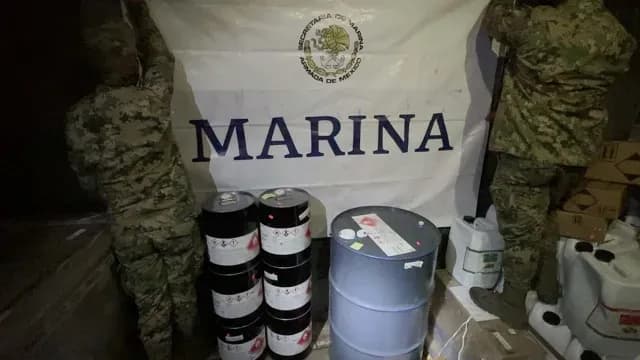 Tambo y cubetas con precursores químicos decomisados en Sinaloa. Foto: Semar