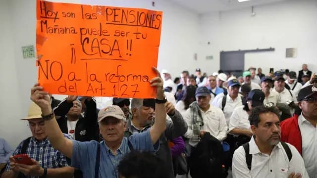 Integrantes de la Comisión Federal de Electricidad (CFE) intentaron entrar a la Cámara de Diputados al ponerse fin a "Pensiones Doradas" en México. Foto: Cuartoscuro