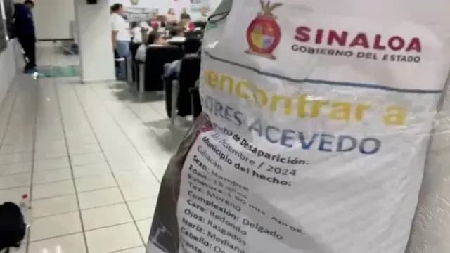 Manifestantes se amarran a postes de la Fiscalía de Sinaloa. Foto: N+
