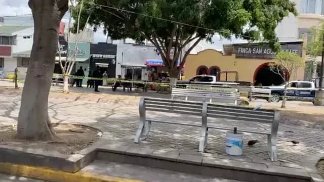 La policía acordonó el parque cuando confirmaron que había una osamenta. Foto: Carlos Vázquez