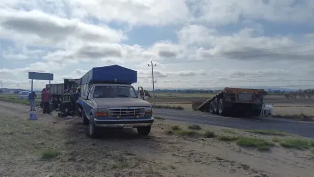 Accidente de camioneta y tráiler en Puebla. Foto: SICOM Capital de la Tecnología
